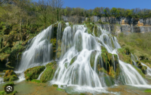 Sortie Baume les Messieurs départ du bus à 8h00 salle Marcel Paul (bonnes chaussures, parapluie et moyens de paiement)